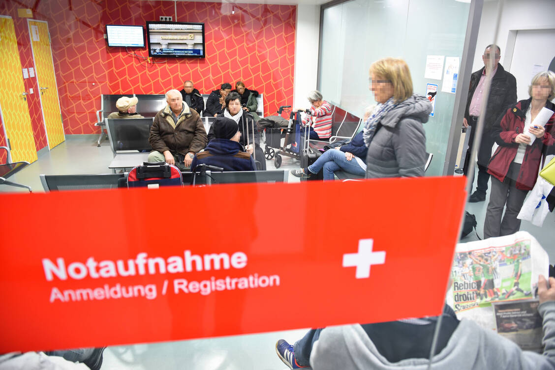 In deutschen Krankenhäusern wurden im Jahr 2023 mehr als zwölf Millionen ambulante Notfälle behandelt. / © imago images/brennweiteffm