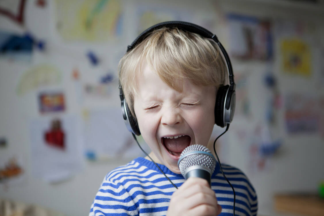 Wenn das Klassenzimmer zum Konzertsaal wird: Die Bedeutung von Singen in der Schule wird offenbar unterschätzt. / © Getty Images/Westend61