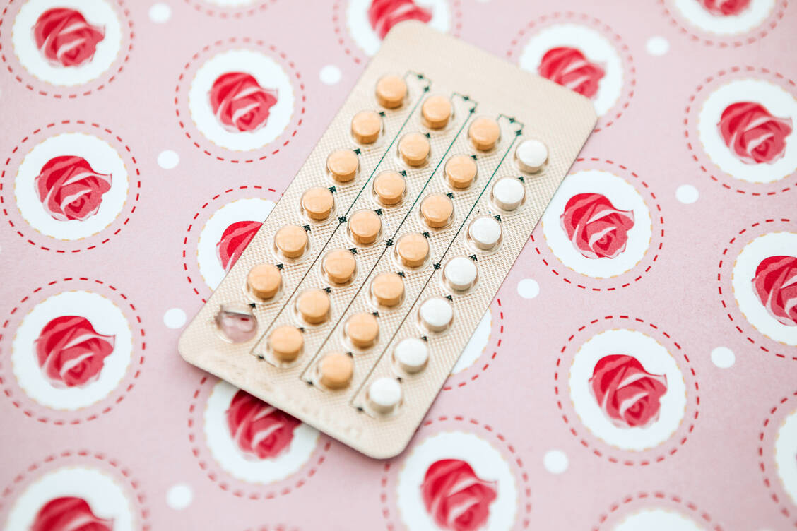 Um Frauen in Zeiten der Coronavirus-Pandemie den Zugang zu ihrem gewohnten Verhütungsmittel zu erleichern, dürfen Apotheken vorläufig hormonelle Kontrazeptiva auch ohne neues Rezept abgeben. / Foto: Getty Images/Carol Yepes