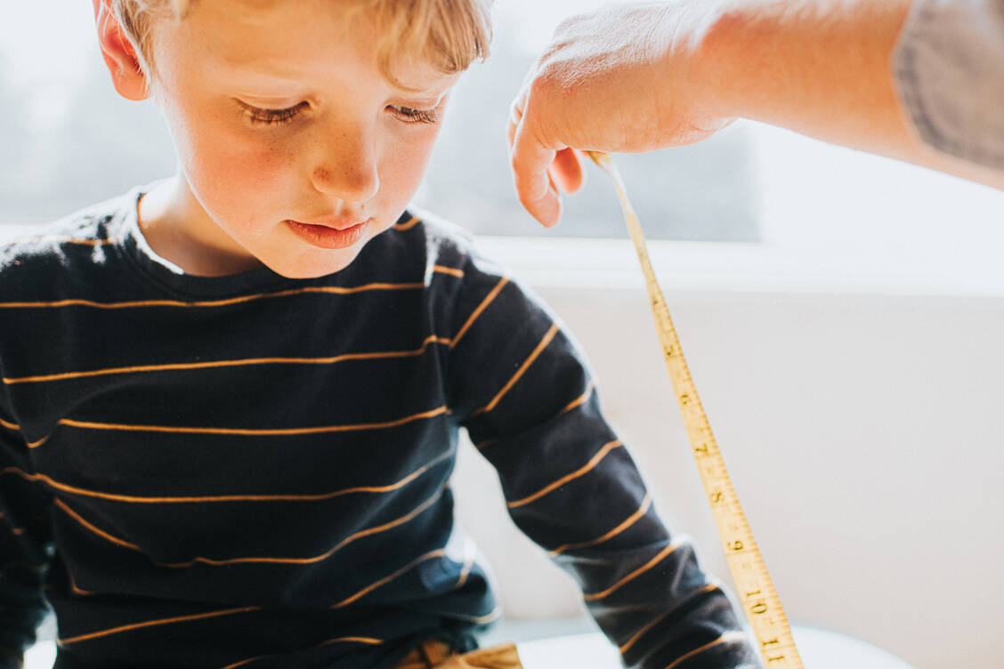 Kinder mit unerkannter Zöliakie sind häufig klein und zart für ihr Alter. Wenn sie sich glutenfrei ernähren, normalisiert sich die Wachstumsgeschwindigkeit innerhalb von sechs Monaten. / © Getty Images/Catherine Falls Commercial