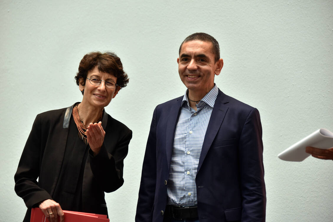Die Biontech-Gründer Özlem Türeci (l.) und Ugur Shahin wollen in den kommenden Jahren der Heilung von Krebs ein Stückchen näher kommen.  / Foto: imago images/Horst Galuschka