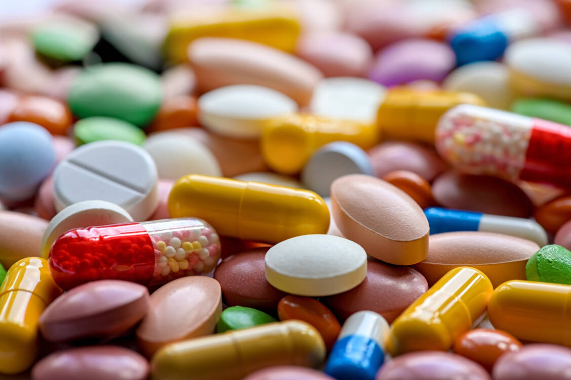 Die zunehmende Evidenz zu Nahrungsergänzungsmitteln schaffe eine neue Rationale für das Beratungsgespräch in der Apotheke, sagte Professor Dr. Manfred Schubert-Zsilavecz im Rahmen einer Diskussion bei der Expopharm Impuls. / Foto: Adobe Stock/interpas