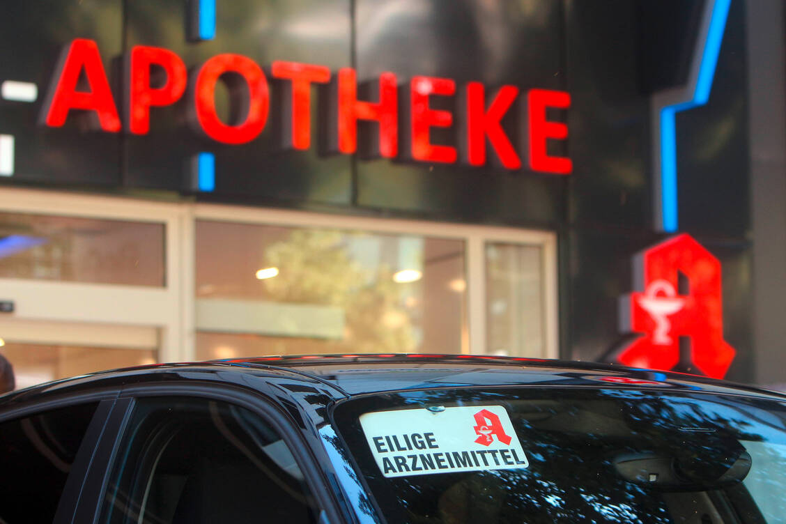 Anfang Mai werden die Apotheken die drei verfügbaren Covid-19-Impfstoffe getrennt voneinander in die Arztpraxen fahren müssen. Das bedeutet eine zusätzliche Tour pro Woche. / Foto: Imago Images/Ralph Peters