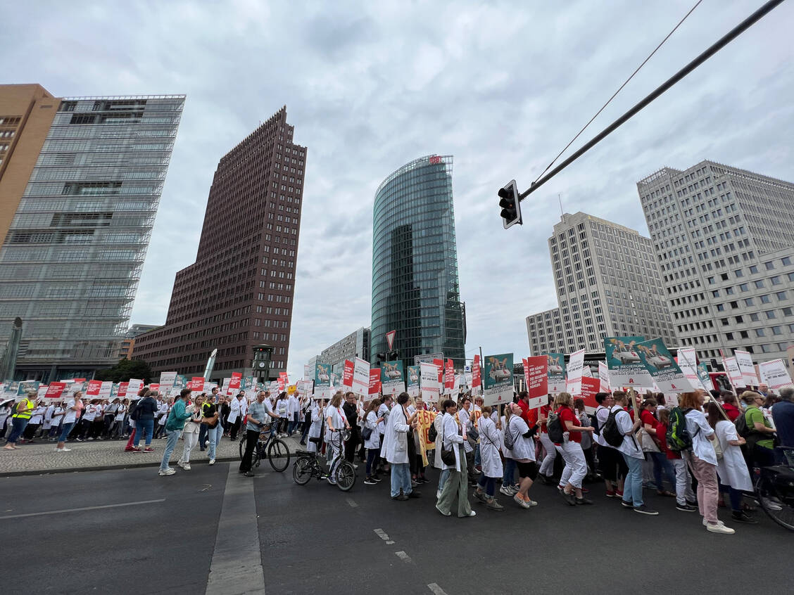 Schon 2023 protestierten Apothekerinnen und Apotheker in Berlin.  / © PZ/Melanie Höhn
