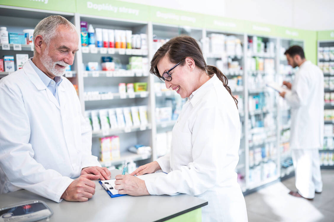 Während immer mehr junge Apotheker in die Industrie und Klinikapotheken streben, steigt das Alter der Apothekeninhaber und in Apotheken angestellten Pharmazeuten. / Foto: imago images / Westend61