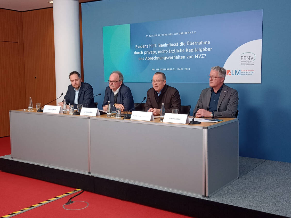 Professor Frank-Ullrich Fricke (3. von rechts) bei der Vorstellung der Studie.  / Foto: PZ / Brockfeld