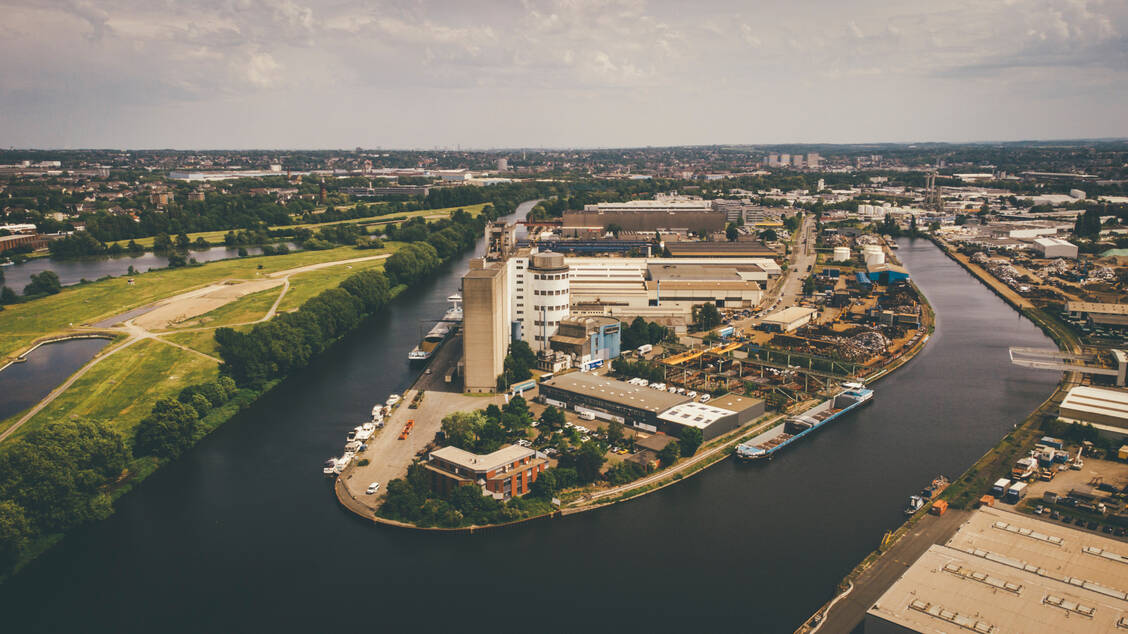 Das stark wassergefährdende Candesartan gelangt vor allem über Kläranlagen, die über keine vierte Klärstufe verfügen, in die Flüsse wie die Ruhr. / © Getty Images/Westend61/Joseffson