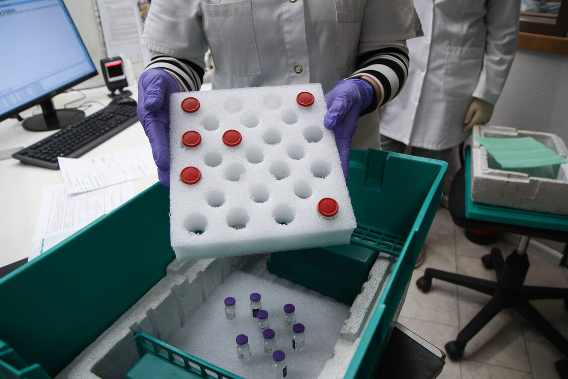 Mittlerweile ein normaler Anblick für die meisten Apotheken: Lieferboxen mit Covid-19-Impfstoff.  / Foto: Imago Images/Eibner