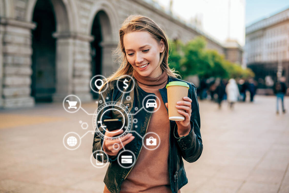 Nicht ohne mein Smartphone: Viele Menschen organisieren ihr Leben mit Apps. Gesundheits-Apps gehören oft dazu. / Foto: Getty Images/VioletaStoimenova