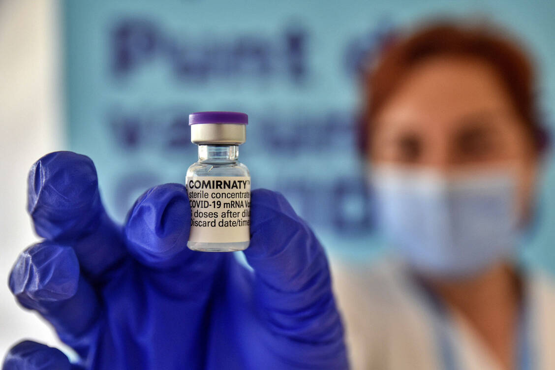 Bei Comirnaty muss auf die Farbe der Kappe geachtet werden: Ist sie violett, muss der Impfstoff vor der Anwendung verdünnt werden, ist sie grau, darf er nicht verdünnt werden. / Foto: Imago Images/ZUMA Wire