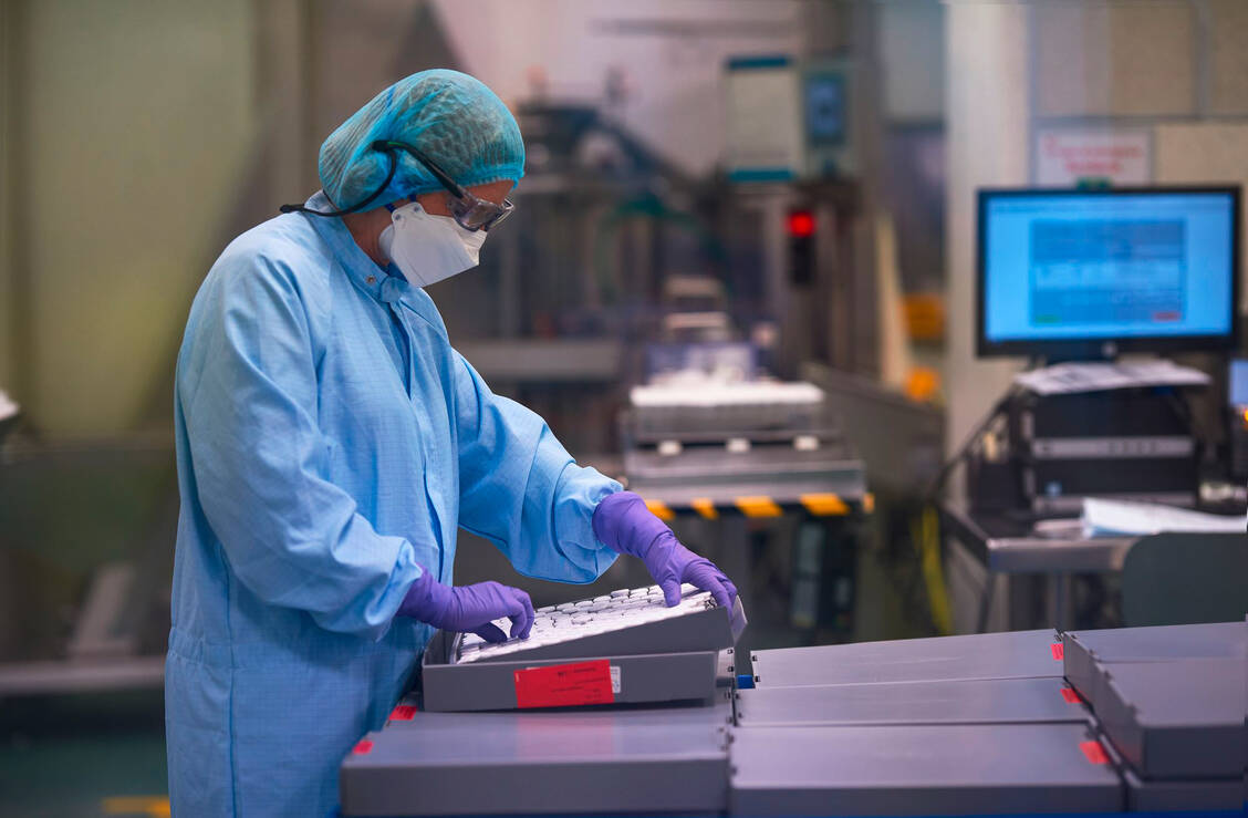 Abfüllung und Fertigstellung des monoklonalen Antikörpers Sotrovimab in der Produktionsstätte in Parma, Italien. / Foto: GSK