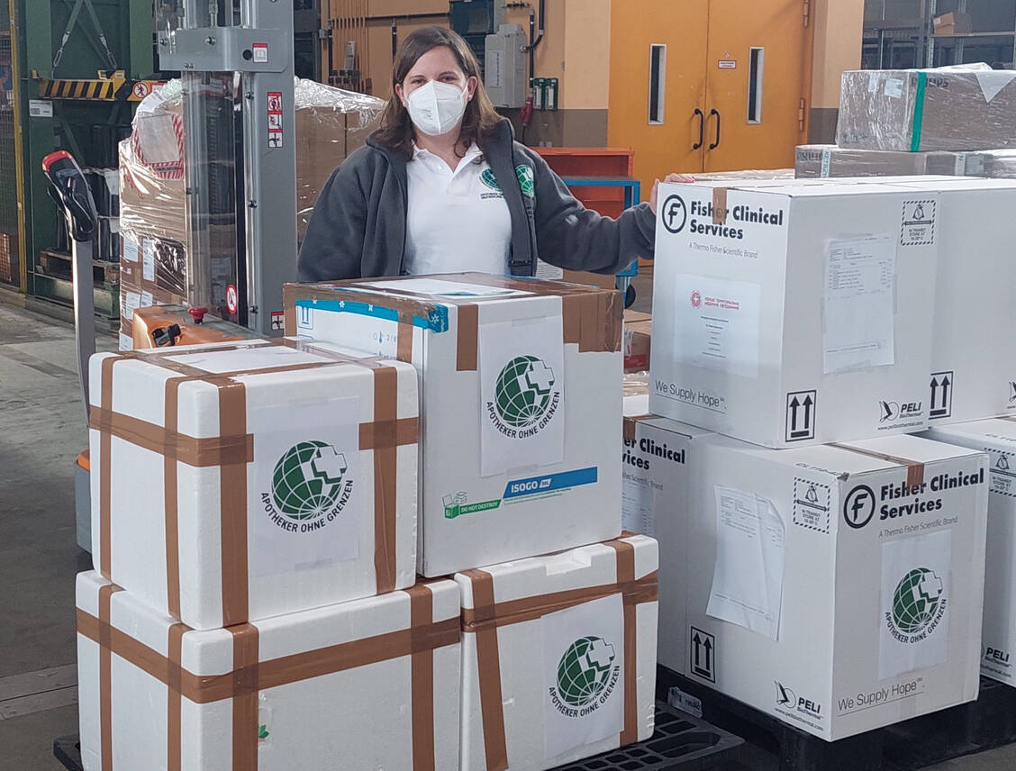 Apothekerin und AoG-Mitglied Dr. Bianca Weyer mit einer Hilfslieferung für das Klinikum in Lwiw (Lemberg). / Foto: Apotheker ohne Grenzen