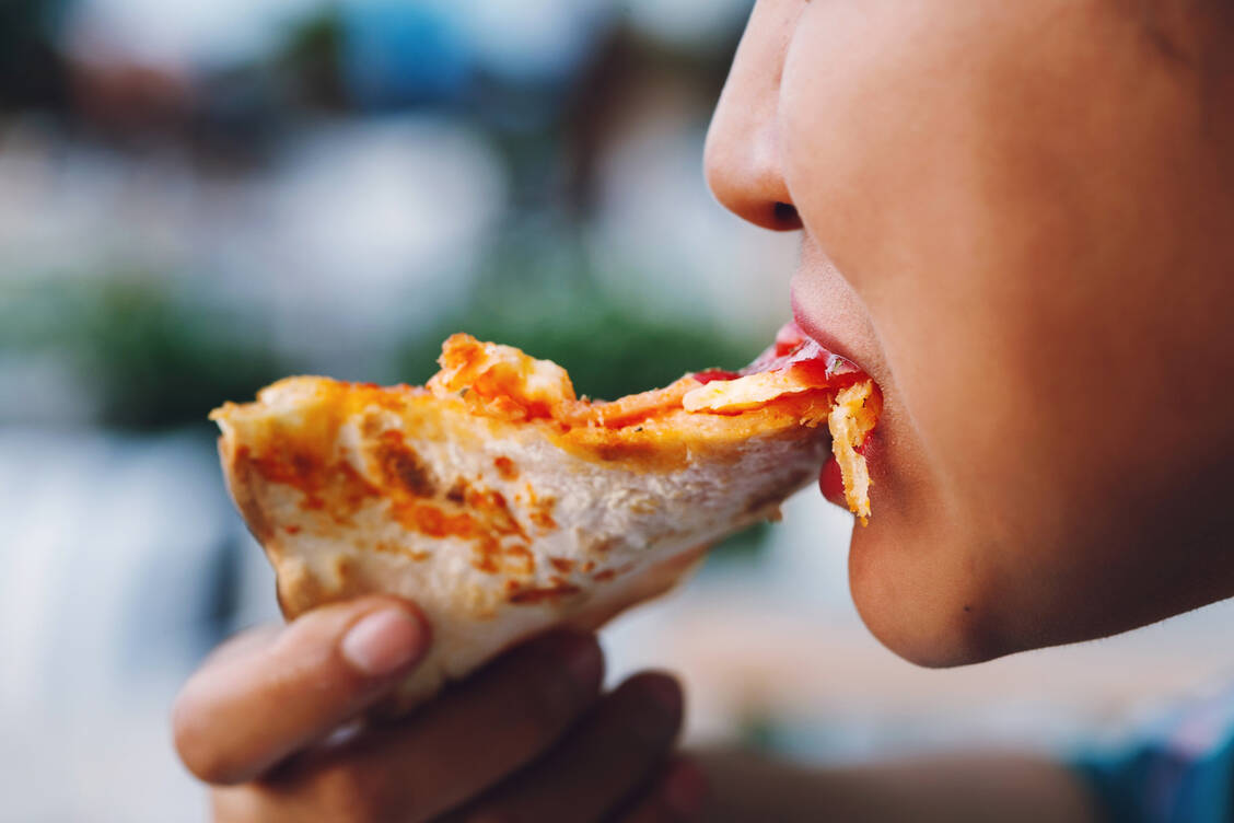 Eine fettreiche Ernährung kann schon nach wenigen Tagen im Gehirn eine Insulinresistenz auslösen. / Foto: Adobe Stock/Weerachat