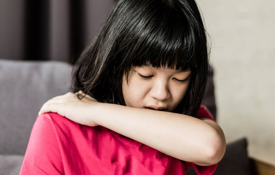Für Kinder ab sechs Jahren, die unter schwerem Asthma leiden, steht künftig Dupilumab zur Add-on-Erhaltungstherapie zur Verfügung.  / Foto: Adobe Stock/Khunatorn