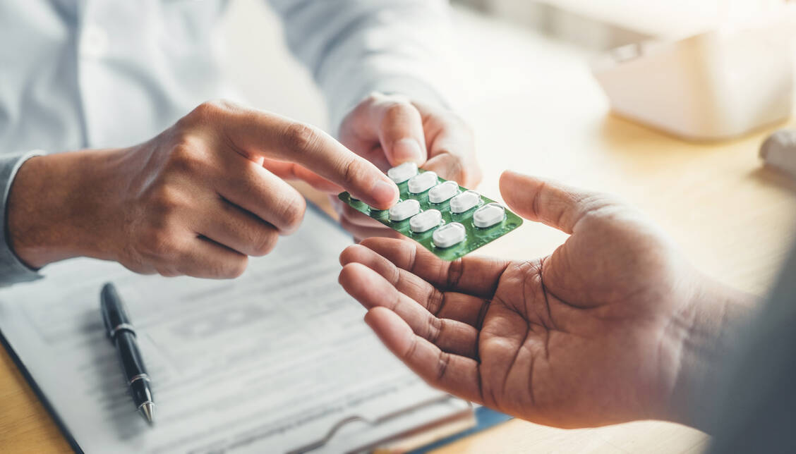 In der Tumortherapie kommen verstärkt auch orale Krebsmedikamente zum Einsatz. Patienten profitieren von einer engmaschigen Therapiebegleitung, an der auch Apotheker beteiligt sind. / Foto: Adobe Stock/joyfotoliakid