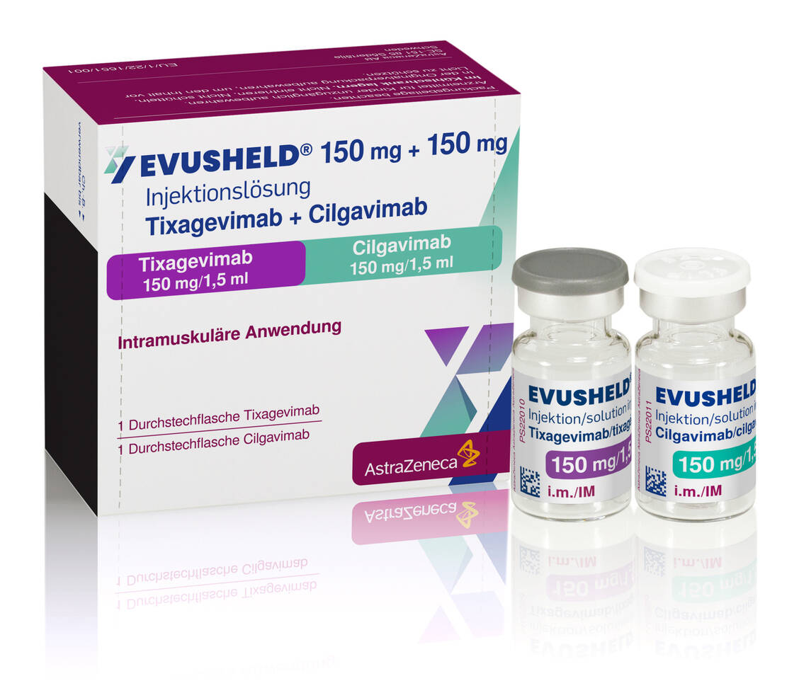 Jeder Umkarton enthält zwei Durchstechflaschen: Tixagevimab-Injektionslösung (dunkelgrauer Verschluss) und Cilgavimab-Injektionslösung (weißer Verschluss). / Foto: Astra-Zeneca