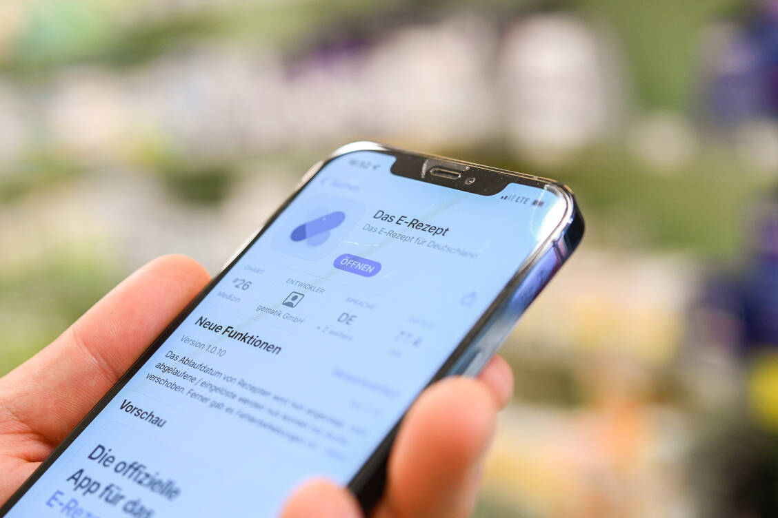 Die E-Rezept-App der Gematik soll übergangsweise auch ohne NFC-Registrierung genutzt werden können. / Foto: picture alliance/dpa