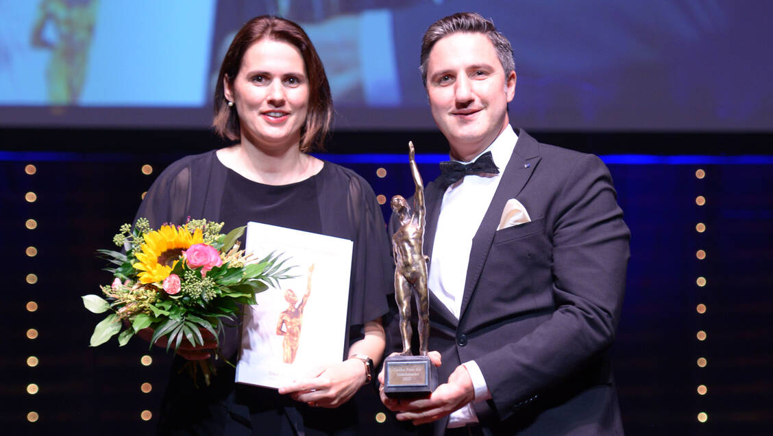 »Wir freuen uns riesig über diese Auszeichnung und sind einfach nur megastolz auf unser ganzes Team« – die Apothekerinhaber Johannes Ertelt und seine Ehefrau Christine bei der Preisverleihung in Würzburg. / Foto: Christian Kahle/Oskar-Patzelt-Stiftung