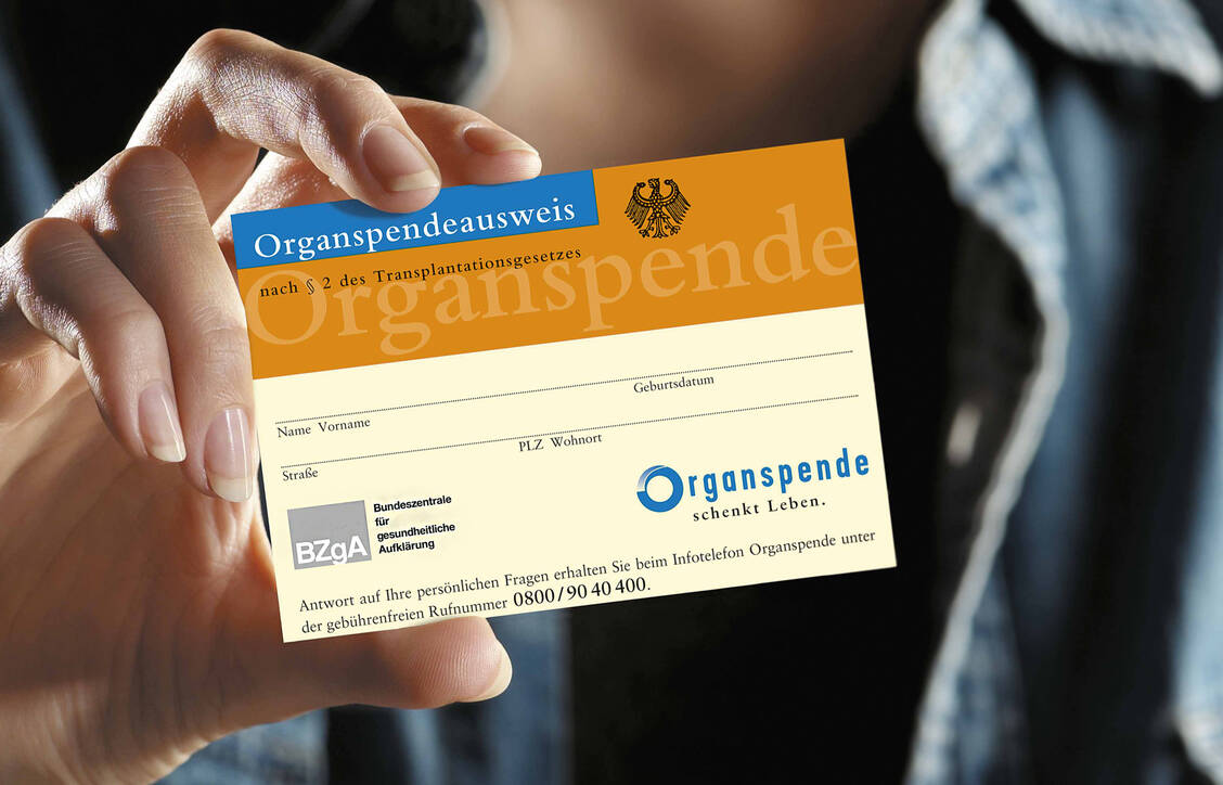 Mit einem Organspendeausweis kann man seine Bereitschaft erklären, nach seinem Tod Organe für todkranke Menschen zur Verfügung zu stellen. / Foto: BzgA