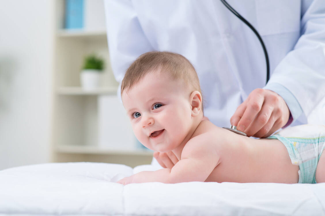 Immungesunde Kinder ohne Grunderkrankungen benötigen laut STIKO keine Grundimmunisierung gegen SARS-CoV-2. / Foto: Shutterstock/Yakobchuk Viacheslav