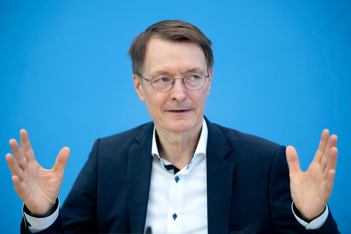 In einem Gespräch mit der ABDA-Spitze hat Bundesgesundheitsminister Karl Lauterbach zugesichert, dass es keine weiteren Ausflüge ins ärztliche Dispensierrecht mehr geben werde. Das berichtete die Bundesvereinigung am heutigen Montag. / Foto: IMAGO/IPON