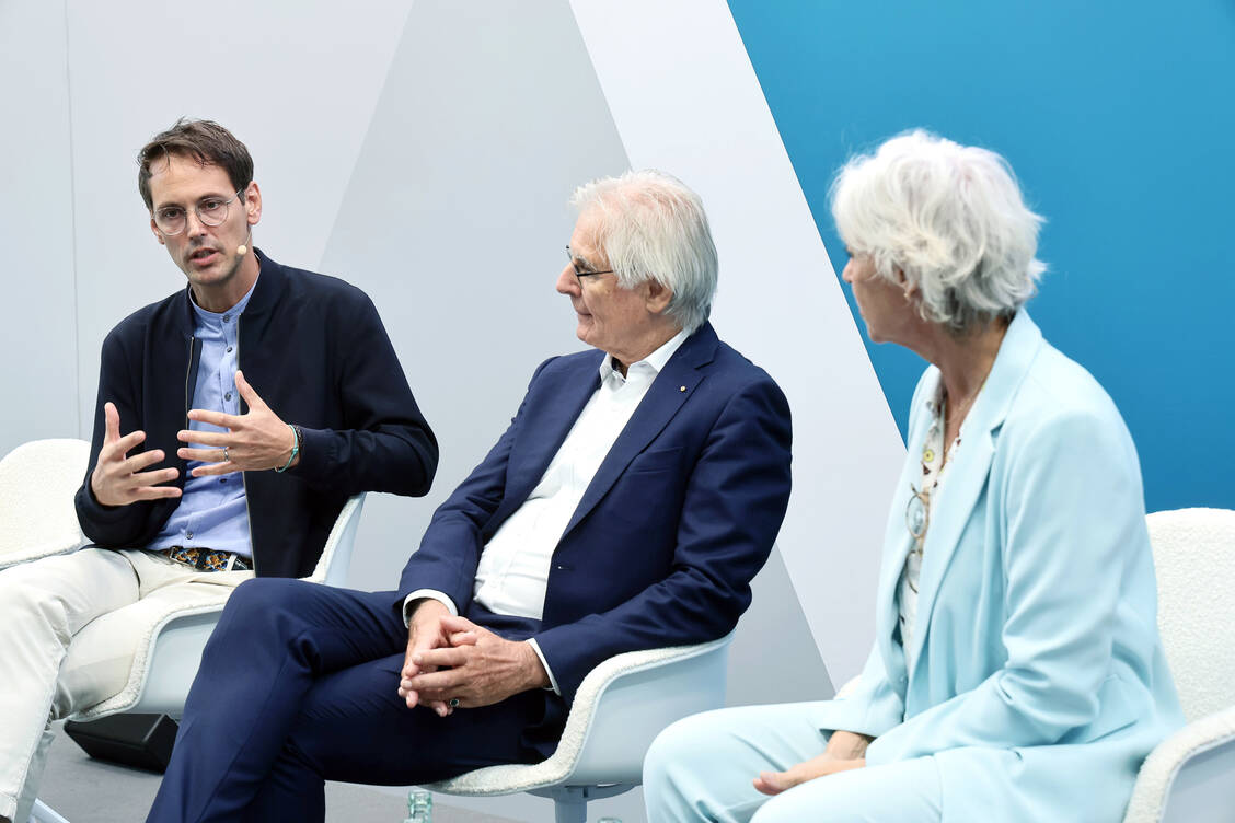 Juristische und pharmazeutische Fragen zum Dauerbrenner-Thema Cannabis diskutierten Dr. Jan Rasmus Ludwig, Professor Dr. Theo Dingermann und Dr. Christiane Neubaur (von links) in der Pharma-World. / Foto: PZ/Alois Müller