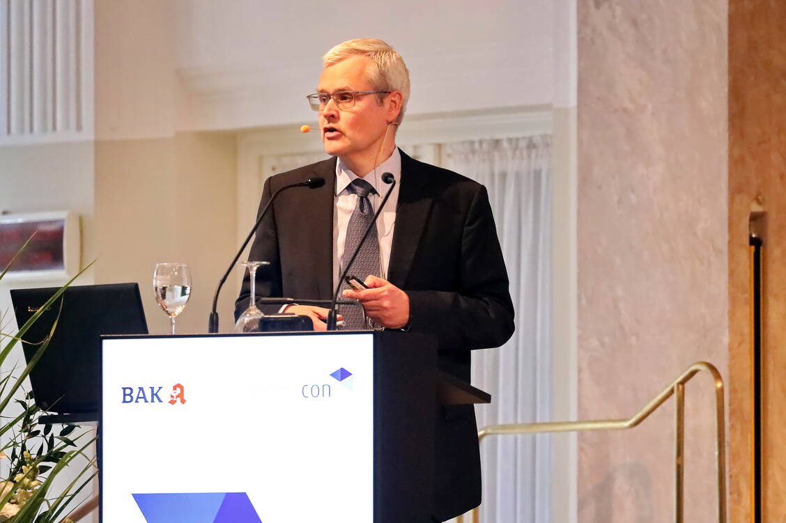 Professor Dr. Jens Baron berichtete von den jüngsten Fortschritten bei der Behandlung von Patienten mit Neurodermitis. / Foto: PZ/Alois Müller