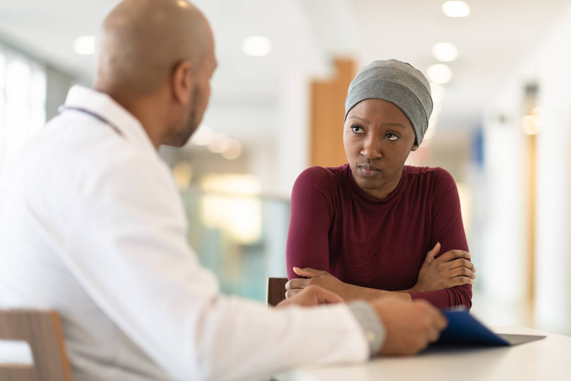 Wenn es ihrem Anteil an den Krebspatienten insgesamt entsprechen sollte, müssten in den USA etwa fünfmal mehr dunkelhäutige Patienten an Zulassungsstudien für Krebsmedikamente teilnehmen als derzeit. / Foto: Getty Images/FatCamera
