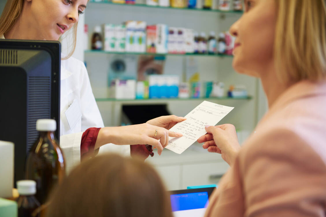 Beratung in Krisenzeiten: Aktuell kommen viele Menschen in die Apotheke, um sich angesichts der Corona-Epidemie etwa über die Sicherung ihrer Arzneimitteltherapie zu informieren  oder sonstige Fragen zu klären. / Foto: Getty Images/Westend61