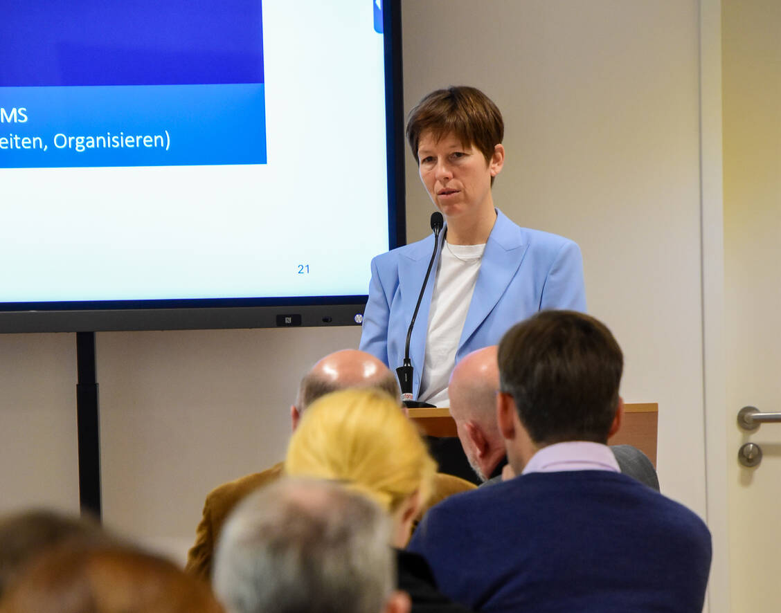Warum Apotheken sich mit einem digitalen Dokumentenmanagement (DMS) auseinandersetzen sollten, erklärte Apothekerin Kathrin Steinbach beim Bayerischen Apothekertag. / © BAV/Sabrina Spies