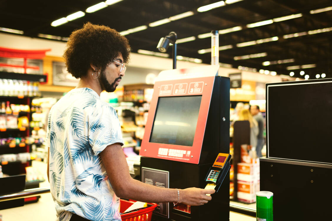 Technik gegen Tabus: Einige Menschen scannen intime Produkte lieber als sich den Blicken an einer herkömmlichen Kasse zu stellen. / © Getty Images/Giselleflissak