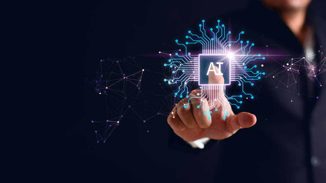 Bis August 2026 müssen die EU-Mitgliedstaaten die Verordnung zur Künstlichen Intelligenz (KI), den sogenannten AI Act, schrittweis umsetzen. / © Adobe Stock/Shutter2U