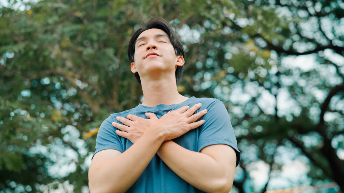 Tiefes Ein- und Ausatmen bei einem Seufzer ordnet die Struktur des Surfactants in der Lunge und verbessert dadurch die Lungenfunktion. Das haben Forschende aus Zürich herausgefunden. / © Getty Images/Keeproll