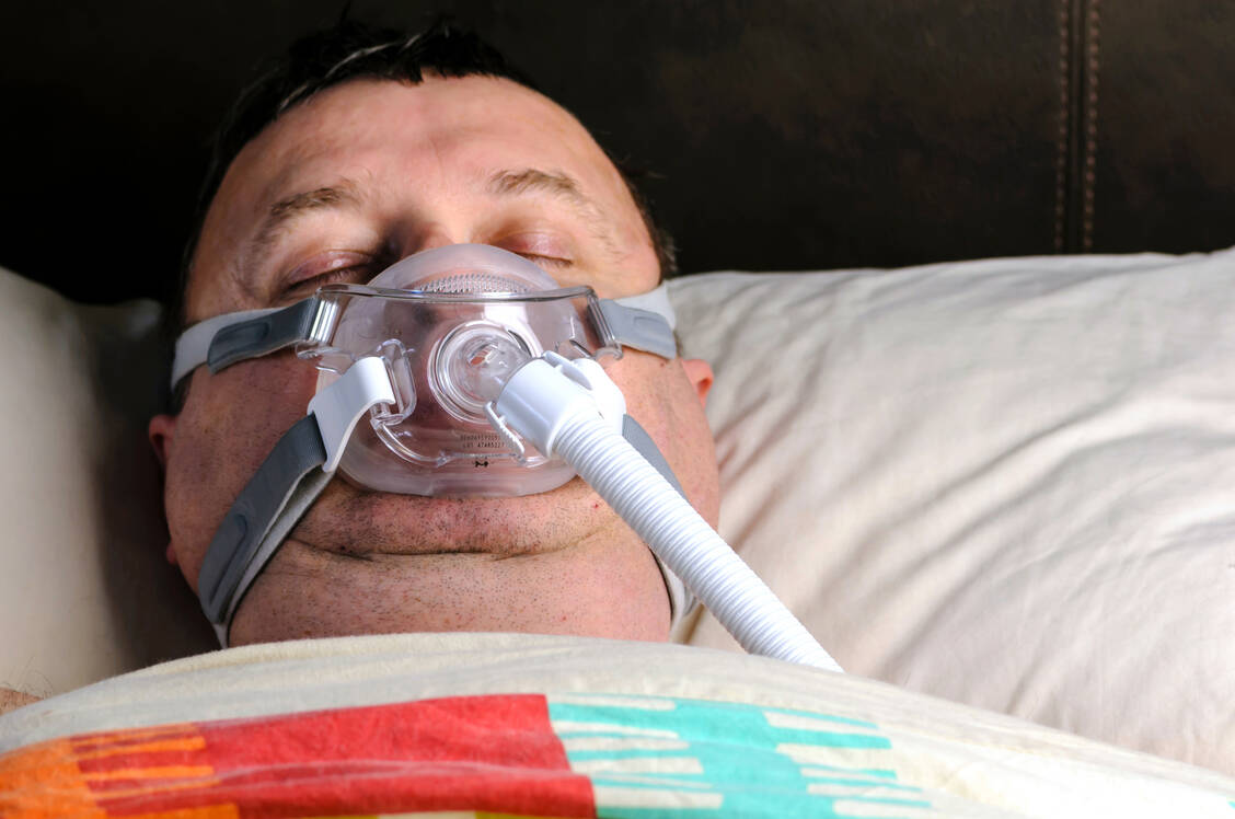 Die Beatmung mit Überdruck gehört zu den Standardmaßnahmen beim Schlafapnoe-Syndrom. Die Patienten müssen die Maske jede Nacht tragen. / Foto: Shutterstock/Stephen Barnes