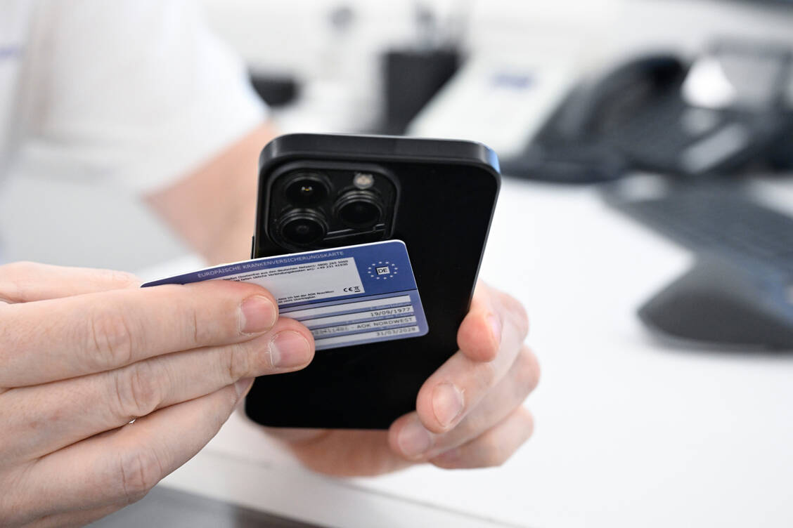 Das Card-Link-Verfahren war von vornherein als Brückentechnologie konzipiert. Am Ende sollen Gesundheits-IDs in der Fläche verwendet werden. / © FUNKE Foto Services