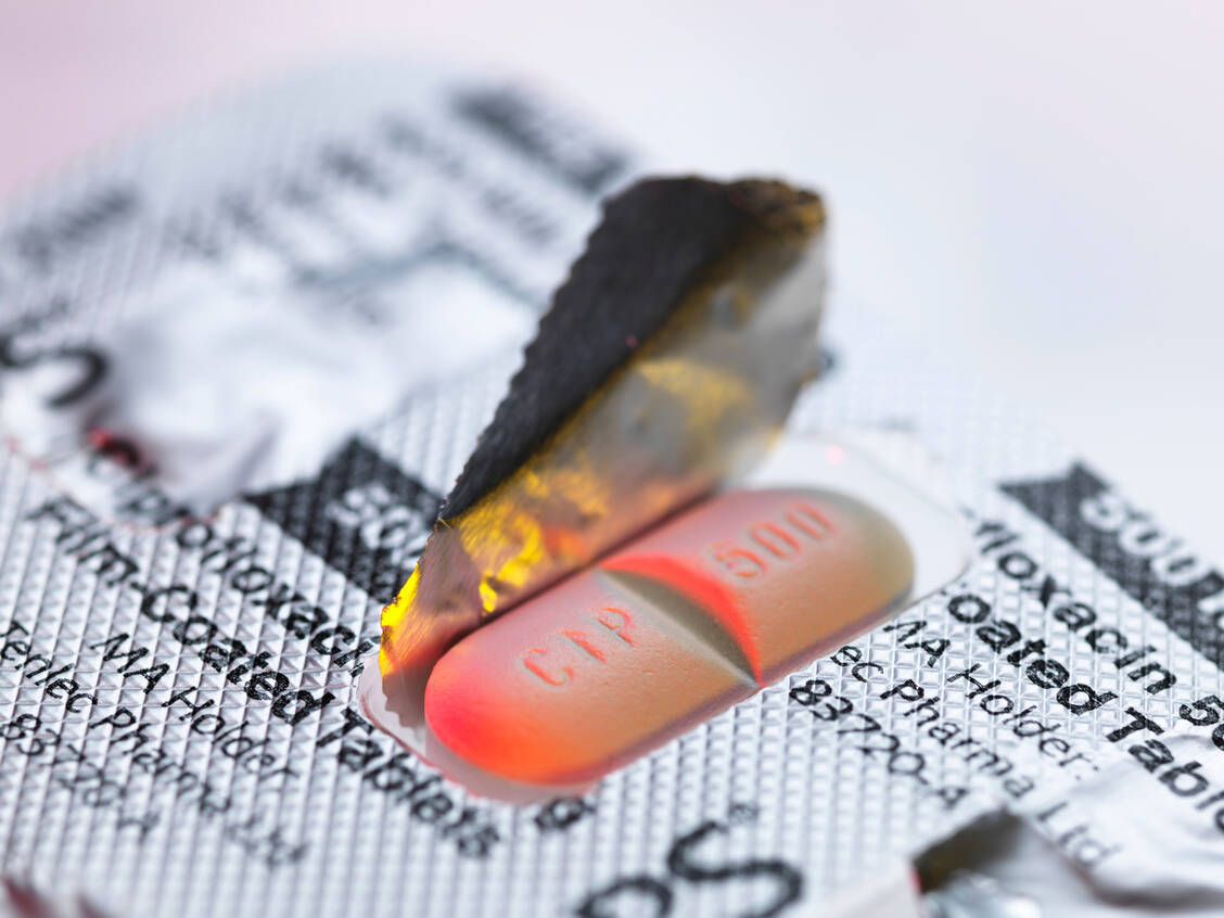 Ciprofloxacin darf nicht zusammen mit Milchprodukten eingenommen werden. Zudem sollten während der Einnahme weniger Kaffee und Tee getrunken werden, da das Antibiotikum den Koffeinabbau hemmt. / Foto: Getty Images/TEK IMAGE