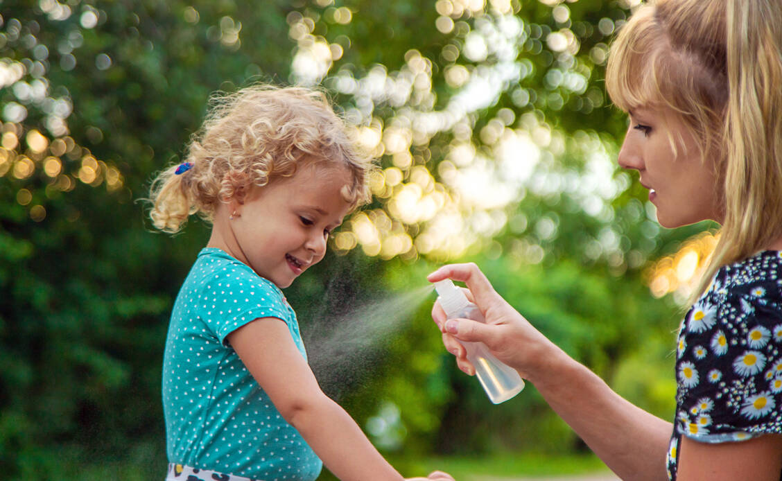 Insektenabwehrsprays sind bereits für Kinder ab einem Jahr im Handel. / © Shutterstock/Tatevosian Yana