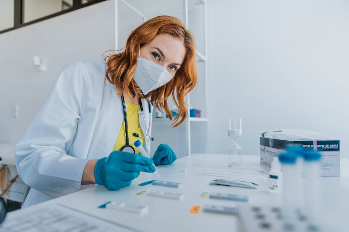 Fast vier Millionen Menschen haben sich offiziell seit Pandemiebeginn mit SARS-CoV-2 in Deutschland angesteckt. / Foto: Getty Images/Westend61/Mareen Fischinger