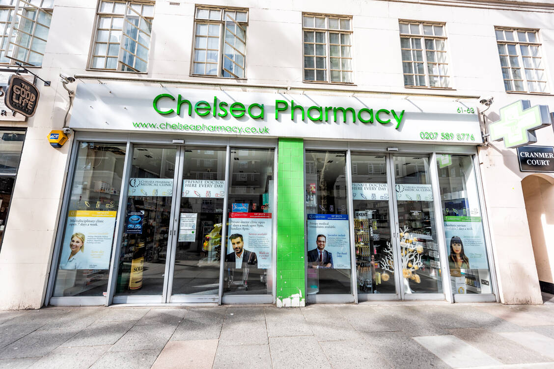 Eine Apotheke in London. / © Adobe Stock/Kristina Blokhin