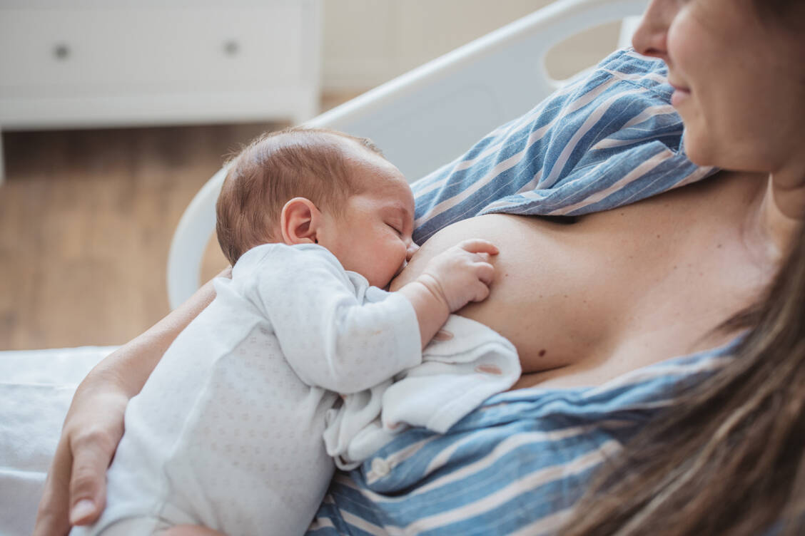 Auch, wenn es vom Volumen her nicht viel erscheint:  Das Kolostrum – die erste, hochkonzentrierte Milch nach der Geburt – reicht in der Regel aus, um den Bedarf des Neugeborenen zu decken. / © Getty Images/svetikd