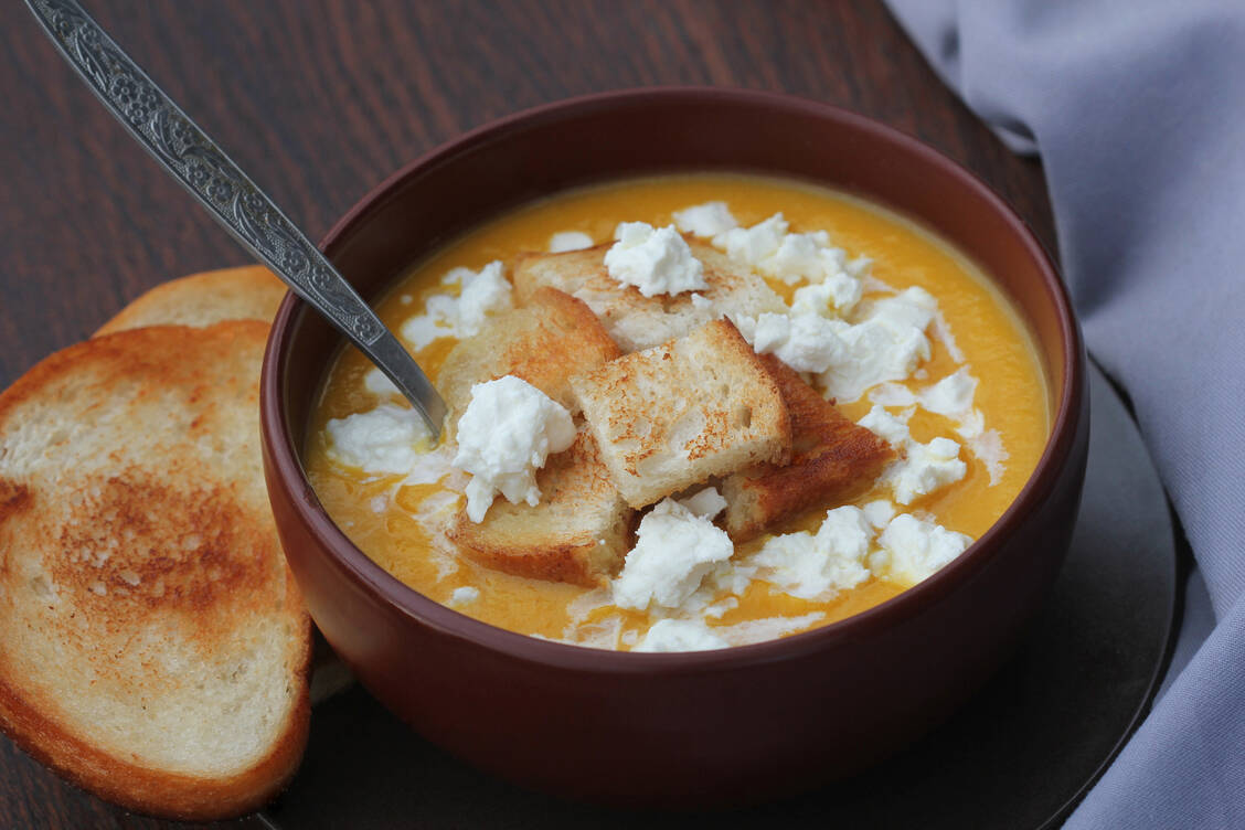 Kürbissuppe mit Feta- oder Hüttenkäse ist ein FODMAP-armes Gericht. / Foto: Getty Images/Vaivirga