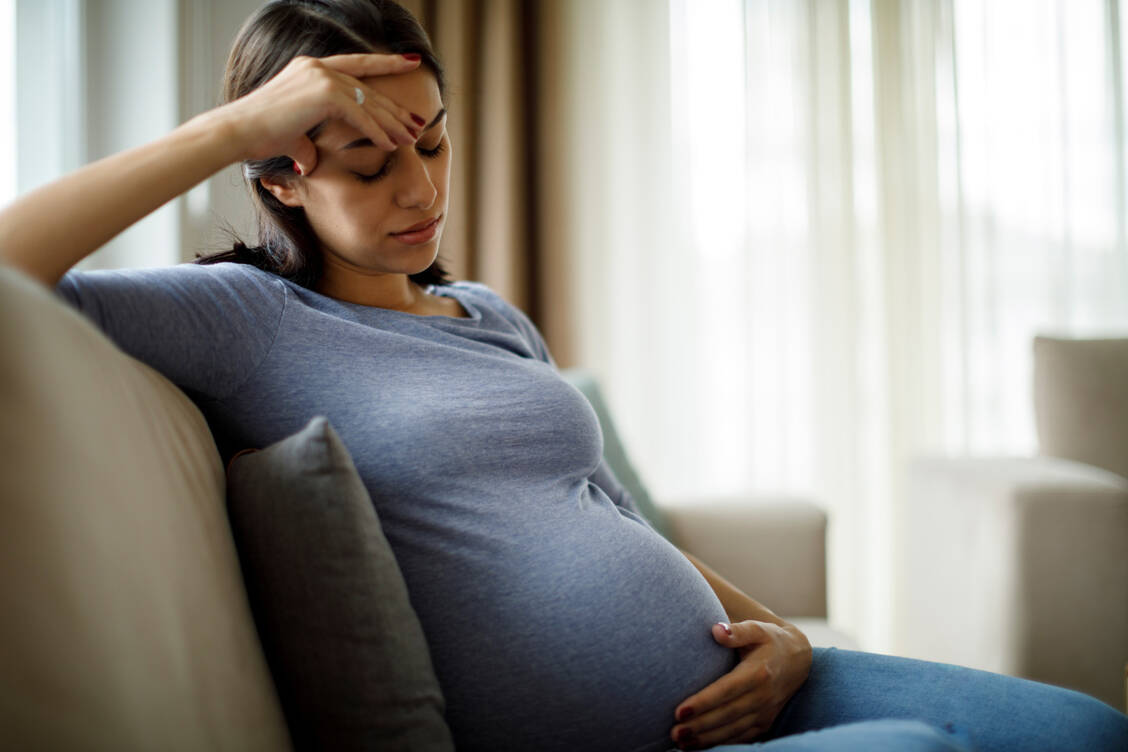 Generell erkranken Frauen häufiger an Depressionen als Männer. Die Schwangerschaft selbst gilt wegen der hormonellen Umstellung als Risikofaktor. / © Getty Images/damircudic