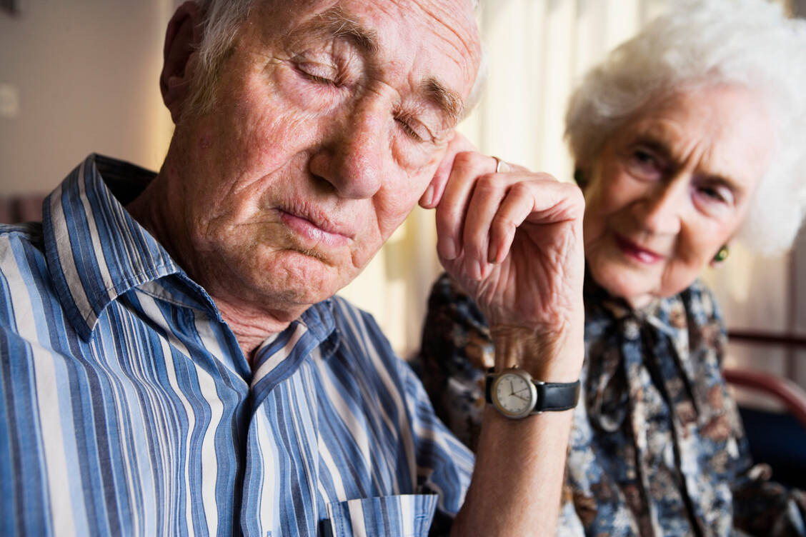 Bei betagten multimorbiden Menschen können die antidiabetischen Therapieziele lockerer gesetzt werden, um die Patienten nicht zusätzlich zu belasten. Eventuell wird dann auch die Medikation reduziert. / Foto: Getty Images/Fuse
