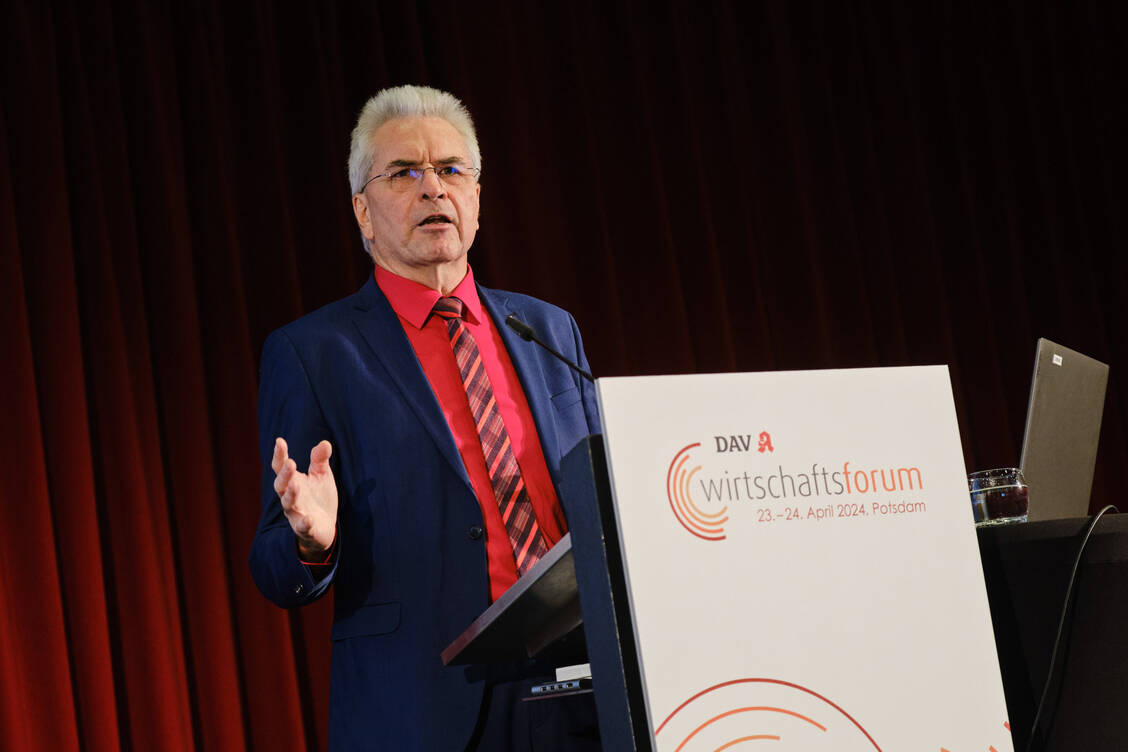 Hans-Peter Hubmann, Vorsitzender des Deutschen Apothekerverbands (DAV), ging in seiner Eröffnungrede hart ins Gericht mit den Apothekenreformplänen von Bundesgesundheitsminister Karl Lauterbach (SPD). / Foto: ABDA/André Wagenzik