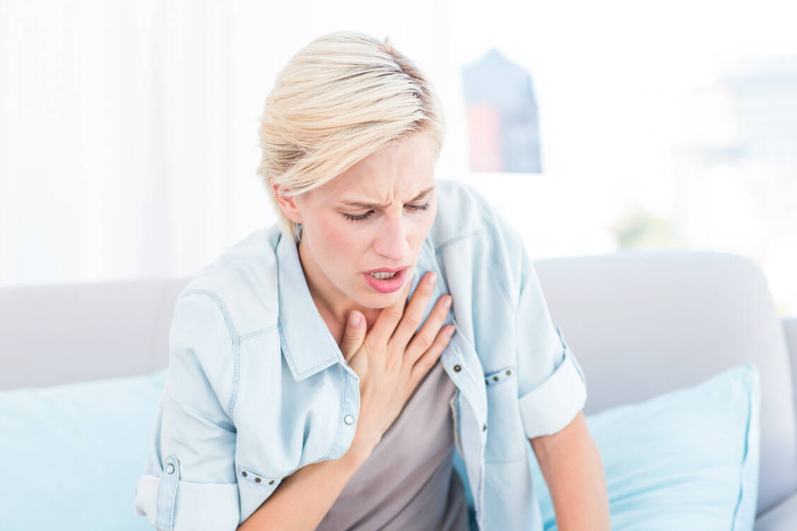 Bei einem akuten Asthmaanfall kann ein Engegefühl in der Brust auftreten, was für viele Betroffene beängstigend ist. / Foto: Adobe Stock/WavebreakmediaMicro