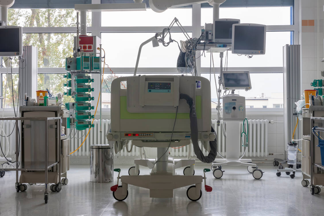 Trotz der Verfügbarkeit von Impfstoffen und Therapien für frühe Krankheitsstadien von Covid-19 entwickeln viele Patienten noch immer eine virale Sepsis, bei der sich ihr Zustand so weit verschlechtert, dass häufig eine invasive mechanische Beatmung erforderlich wird. / Foto: Adobe Stock/patrikslezak