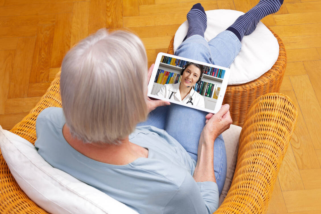 Apothekenteams sollen Patienten künftig dabei unterstützen dürfen, beispielsweise Videosprechstunden wahrzunehmen. Die Pläne sind jedoch umstritten. / Foto: Adobe Stock/Agenturfotografin