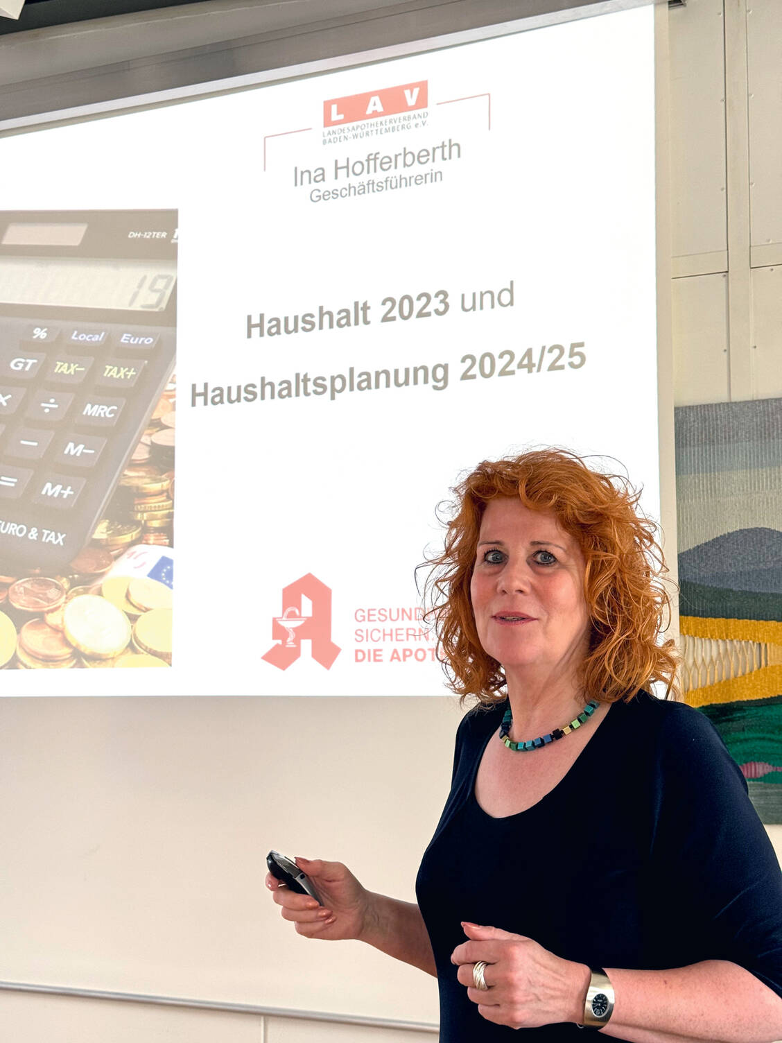 Geschäftsführerin Ina Hofferberth stellte den Haushalt des Jahres 2023 vor und erläuterte die einzelnen Positionen. / Foto: LAV/Gonzalez