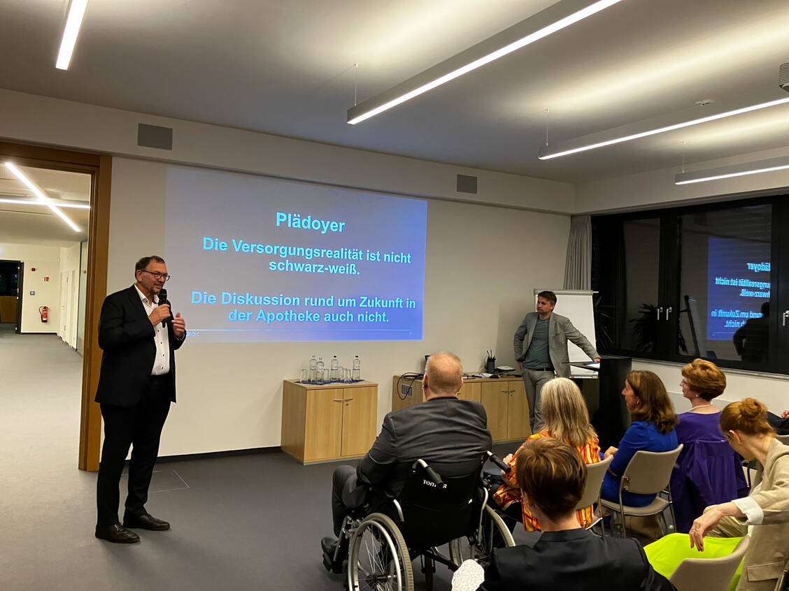 Mit Gesundheitsökonom Professor Dr. David Matusiewicz (rechts) diskutierten die Hamburger Apothekerinnen und Apotheker über die Zukunft der Apotheken. / Foto: PZ/Daniela Hüttemann