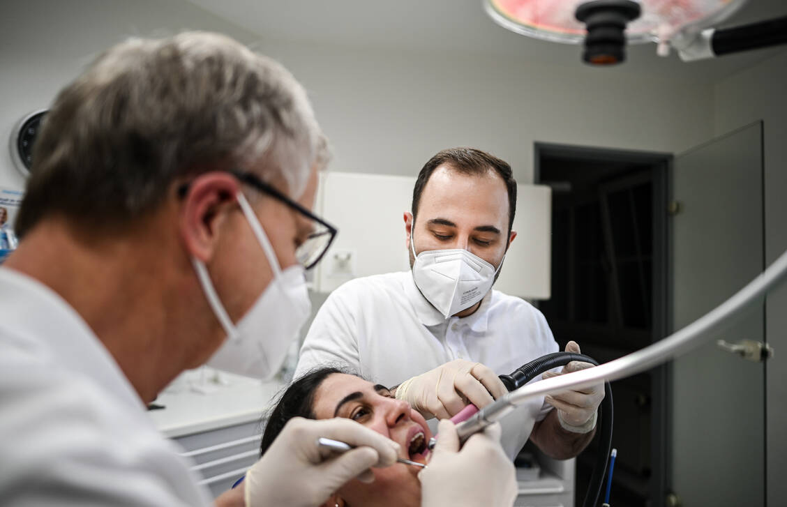 Syrische Heilberufler bilden einen grundlegenden Anteil im deutschen Gesundheitswesen, hie etwa der syrische Zahnarzt Mohamad Al Mahmid, der in einer Zahnarztpraxis in Dinslaken arbeitet. / © FUNKE Foto Services
